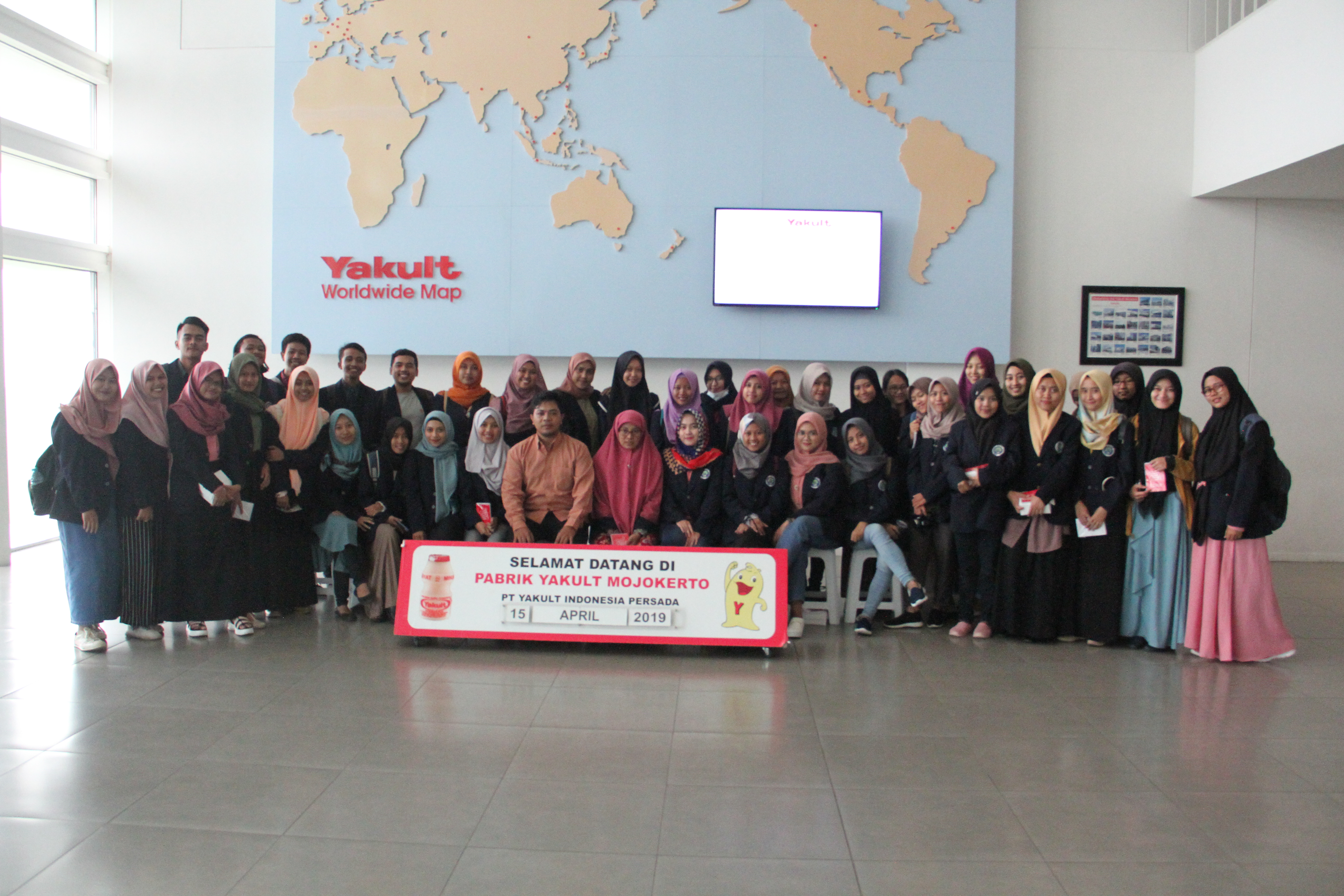Kelas Mikrobiologi Industri Melaksanakan Kuliah Kerja Lapangan ke Perusahaan AICE dan Yakult