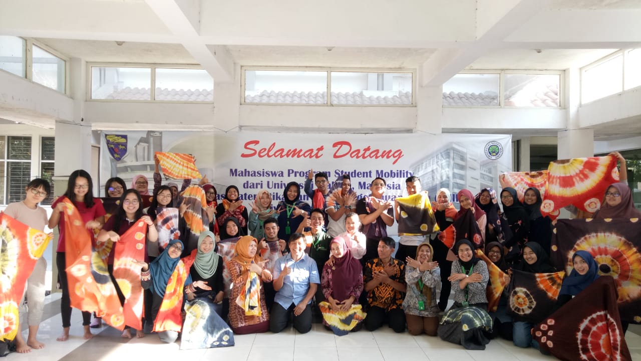 Pemberdayaan masyarakat melalui pelatihan batik jumput untuk meningkatkan taraf ekonomi