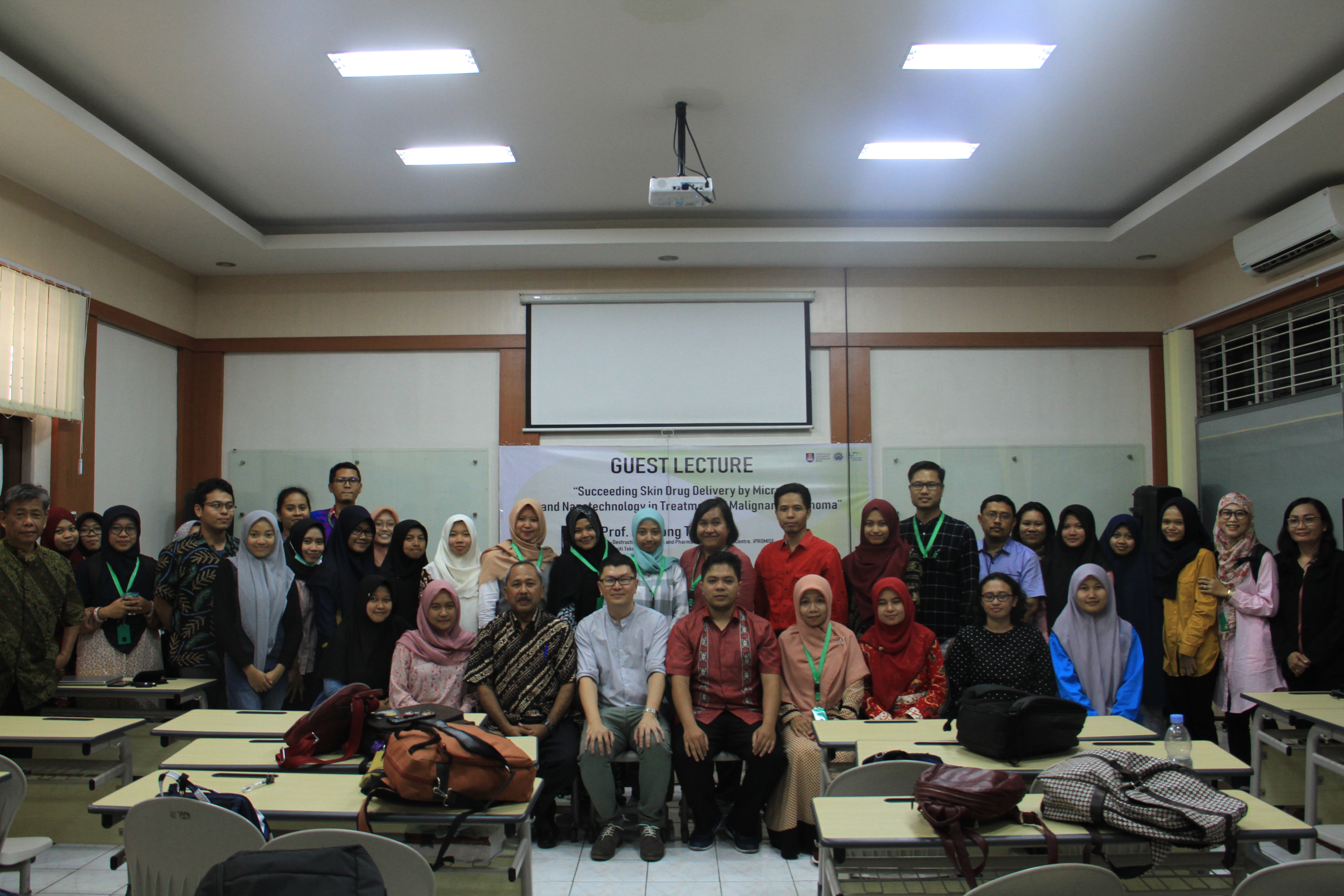 Prof. Dr. Wong Tin Wui MEMBERIKAN KULIAH TAMU MENGENAI APLIKASI NANO TEKNOLOGI