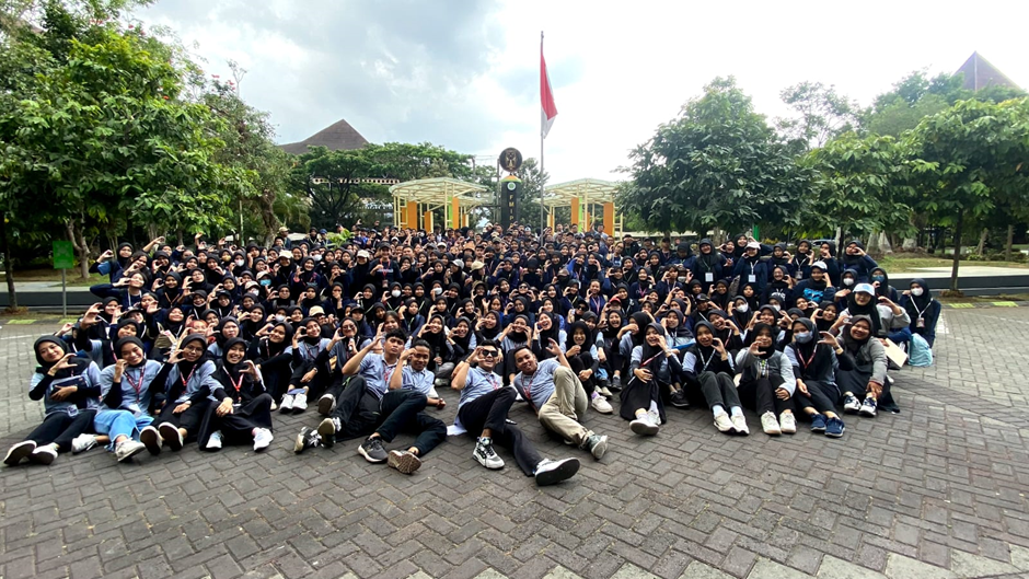 GENESIS PROGRAM OF ENVIRONMENTAL CAMPUS (GENUS) HMD BIOLOGI LEBAH MADU 2023